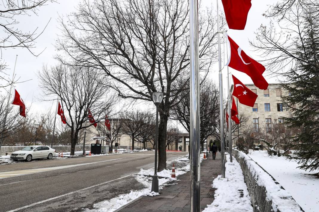 TBMM'deki bütün bayraklar yarıya indirilirken o bayrağa dokunulmadı! Bakın neden... 4